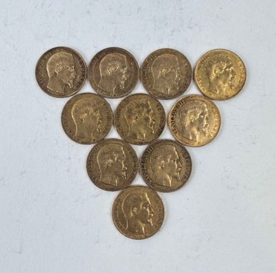 gros plan d'un paquet de pièces de monnaie posé sur une table