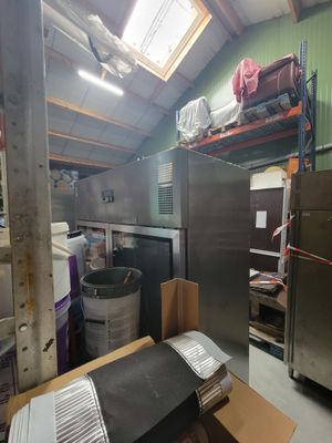 une photo d'une cuisine avec un réfrigérateur et de nombreuses boîtes