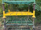 un banc jaune et vert au milieu d'une forêt