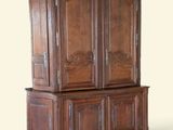 une photo d'une grande armoire en bois à tiroirs