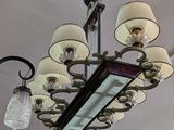 un lustre auquel sont suspendues de nombreuses lampes