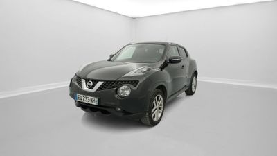 La Nissan Juke est garée dans une pièce blanche où la lumière est allumée