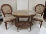 trois chaises et une table avec un plateau en marbre