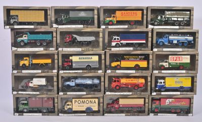 de nombreux types de camions jouets dans une vitrine