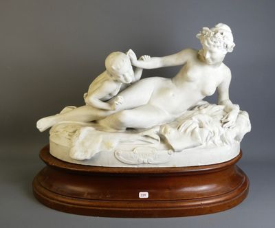 statue en marbre représentant une femme allongée sur un lit avec un enfant