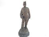 une statue représentant un homme debout sur un socle