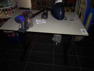 une image représentant une table sur laquelle est posé un casque