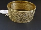 Gros plan sur un bracelet en or portant une étiquette