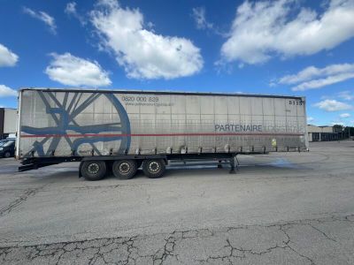 un gros semi-remorque garé sur un parking