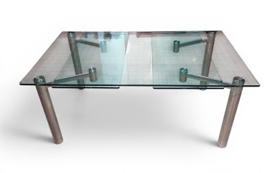 une table en verre avec des pieds en métal et un plateau en verre