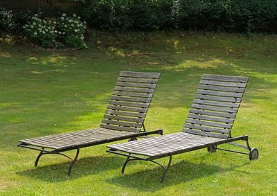 deux chaises de jardin posées dans l'herbe