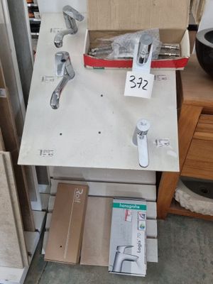 un grand nombre d'outils posés sur une table