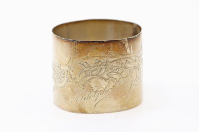 un gros plan d'une bague ornée d'un motif