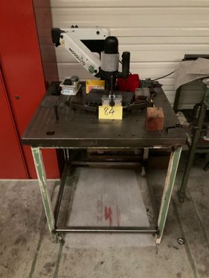 un établi avec des outils dessus, dans un garage