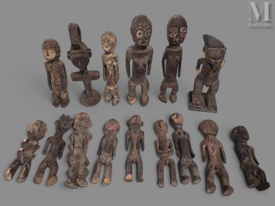 ensemble de figurines africaines sculptées sur fond gris
