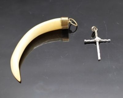 une photo représentant un couteau et une croix posés sur une table