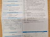 un gros plan d'un document posé sur une table et comportant un code-barres
