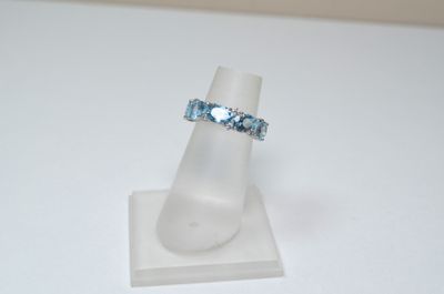 une image représentant une bague ornée de pierres bleues