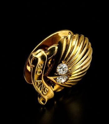 une bague en or avec un diamant blanc au centre