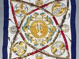 une photo d'un foulard carré orné d'un motif