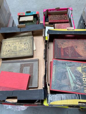 une boîte pleine de livres posée sur le sol