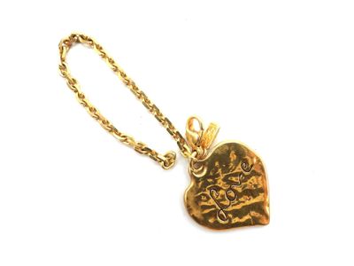 pendentif en forme de cœur plaqué or sur lequel est inscrit « I love you »