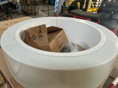 un grand saladier blanc posé sur une palette