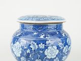 pot en porcelaine bleue et blanche orné d'un motif floral