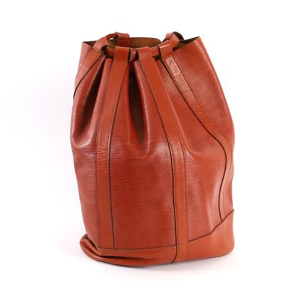 une image représentant un sac seau en cuir marron sur fond blanc