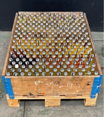 une caisse en bois remplie de bouteilles de bière sur un trottoir