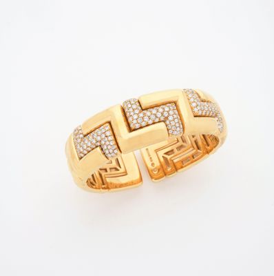 une bague en or jaune 18k et diamants