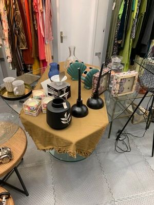 une table avec beaucoup d'objets dans une pièce