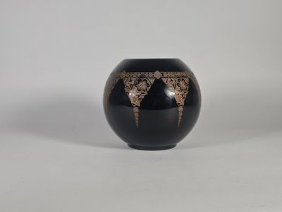 Vase boule en verre noir doré de guirlandes de fleurs. (Egrisures sur 