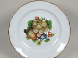une assiette sur laquelle se trouve un panier de fruits