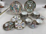 plusieurs assiettes et tasses posées sur une table