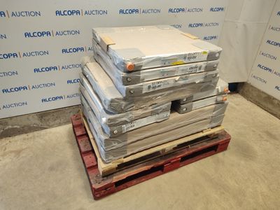 une pile de livres posée sur une palette devant un mur