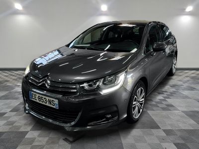 La nouvelle Citroën est garée dans le showroom du showroom.