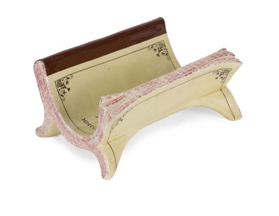 un banc en bois orné d'un motif rose et blanc