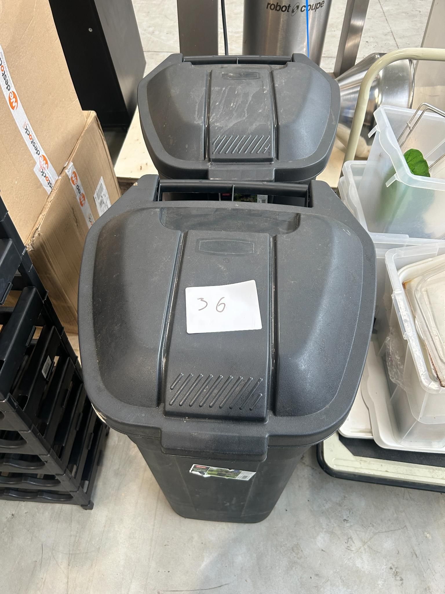 Lot de 2 poubelles plastiques, en l'état