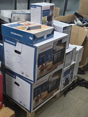 de nombreux cartons empilés sur le sol