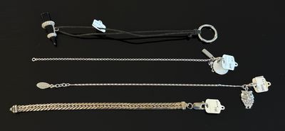 quatre types de bracelets différents sur un fond noir