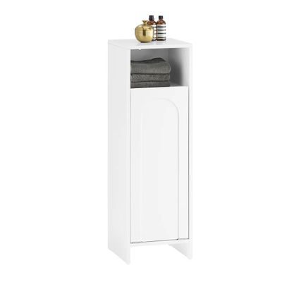 un gros plan d'une armoire blanche sur laquelle sont posées des serviettes