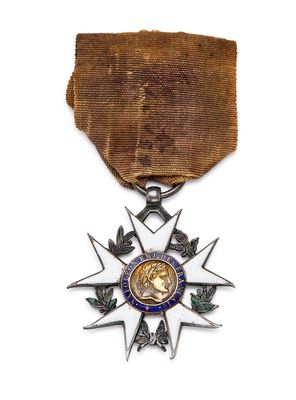 Gros plan sur une médaille portant une étoile