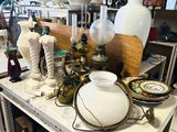 une table sur laquelle sont posés de nombreux vases et autres objets