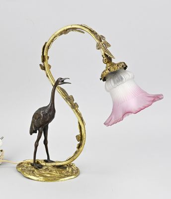 une lampe sur laquelle est représenté un oiseau à côté d'une fleur