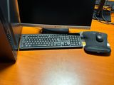 un bureau sur lequel se trouvent un écran, un clavier et une souris