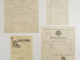 quatre documents anciens sont exposés sur un support blanc