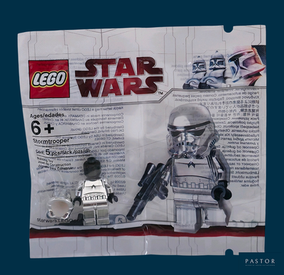une figurine Lego Star Wars équipée d'un pistolet et d'un casque