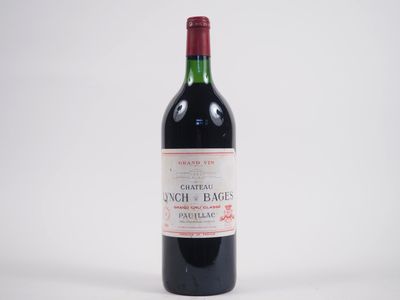 une bouteille de vin rouge posée sur une table blanche