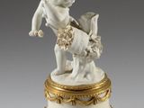 paire de figurines en porcelaine représentant un garçon et un chien, posées sur un socle en marbre